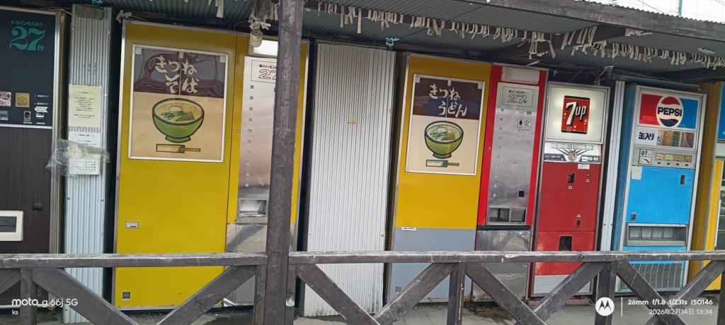 レトロ販売機のそば、うどんコーナー